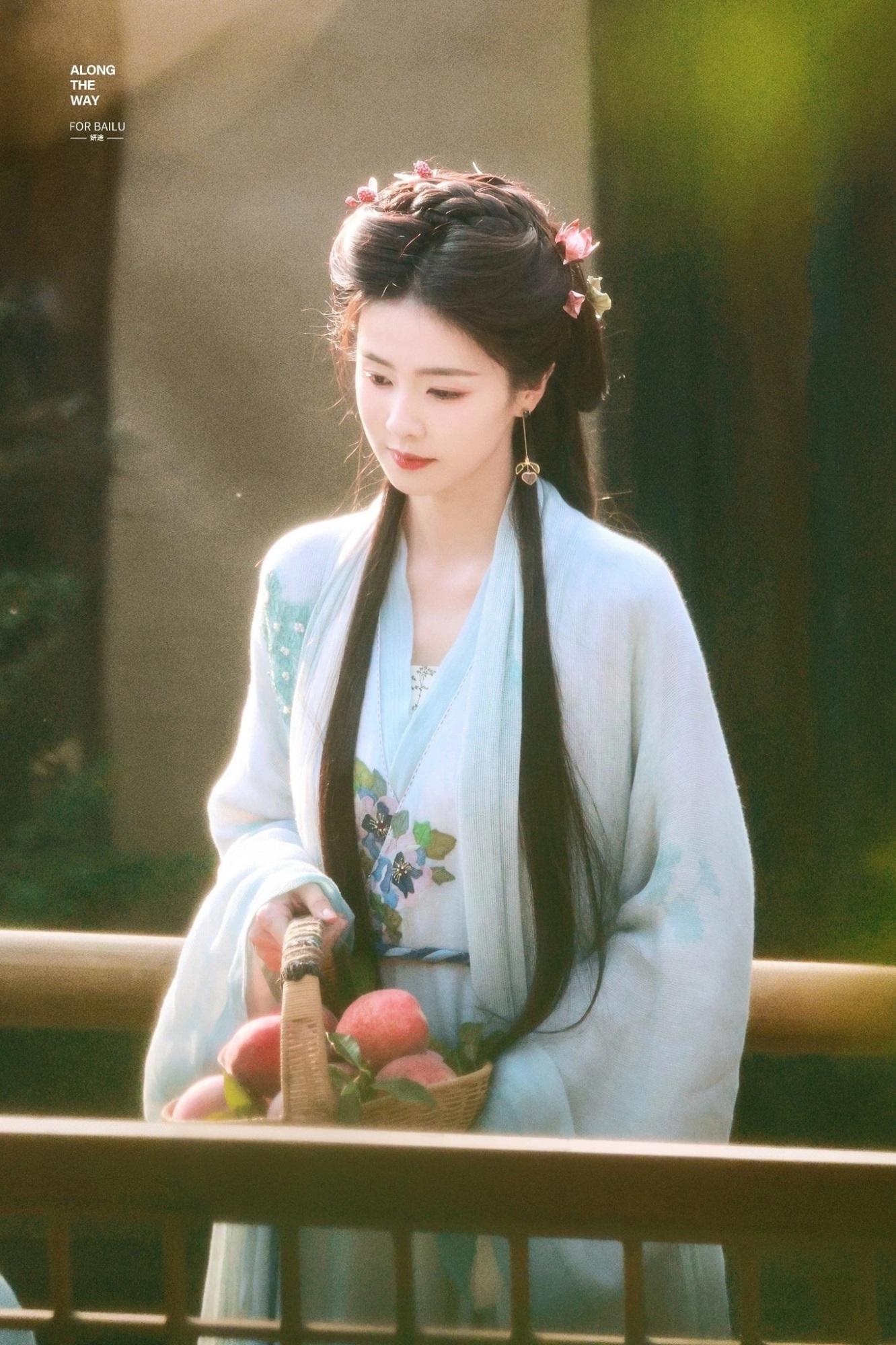 Bạch Lộc gây sốt với nhan sắc bừng sáng như nắng hạ trong bộ ảnh phát phúc lợi cho fans-5