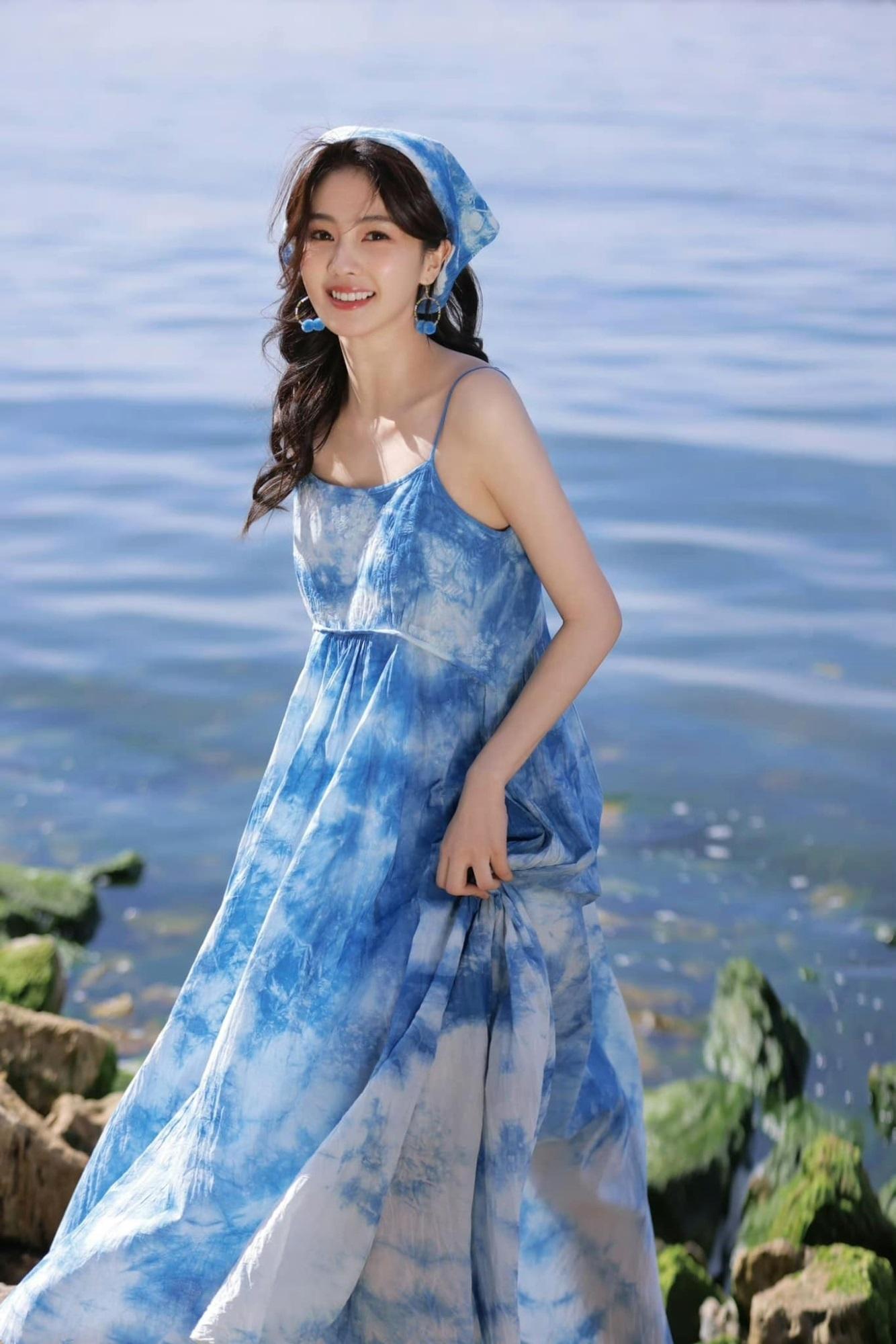 Bạch Lộc gây sốt với nhan sắc bừng sáng như nắng hạ trong bộ ảnh phát phúc lợi cho fans-2