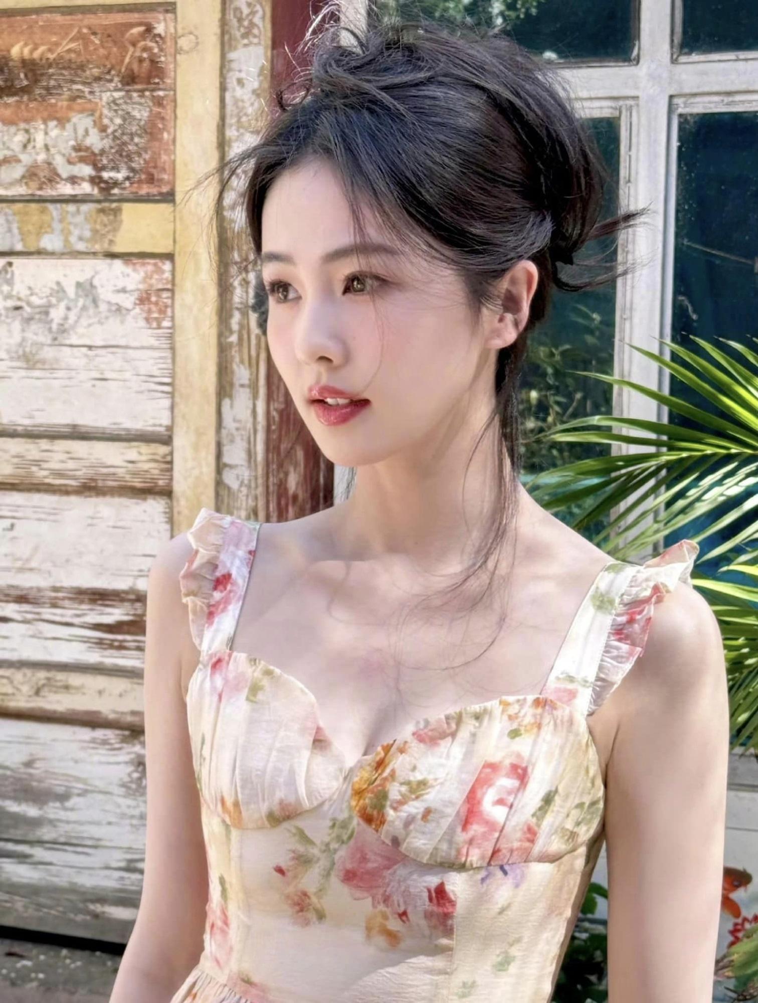 Bạch Lộc gây sốt với nhan sắc bừng sáng như nắng hạ trong bộ ảnh phát phúc lợi cho fans-1