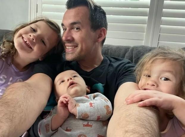 Kiếm tiền ít hơn vợ, chồng quyết định ở nhà làm nội trợ, một tay chăm con cái-1