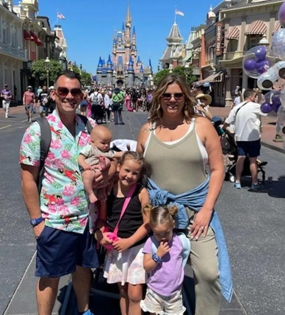 Kiếm tiền ít hơn vợ, chồng quyết định ở nhà làm nội trợ, một tay chăm con cái-2