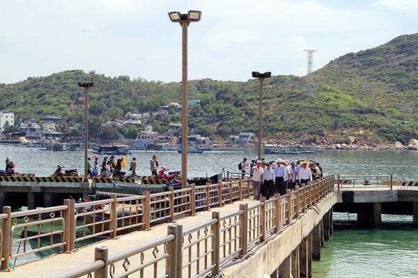 Bé gái 6 tuổi ngã tử vong khi đi du lịch cùng cha mẹ-1