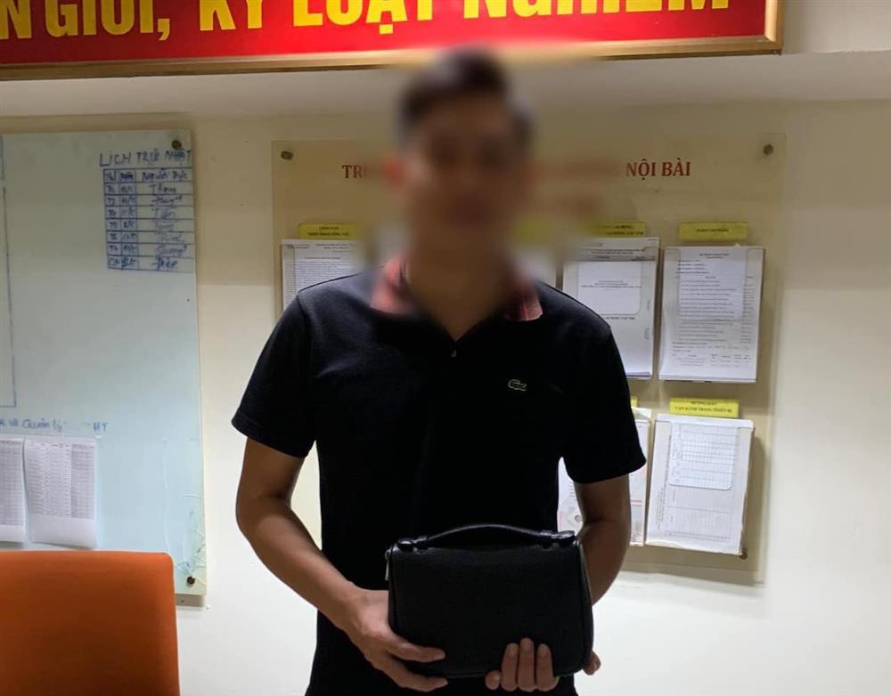 Nam hành khách bỏ quên ví chứa hơn 160 triệu đồng tại sân bay Nội Bài-1