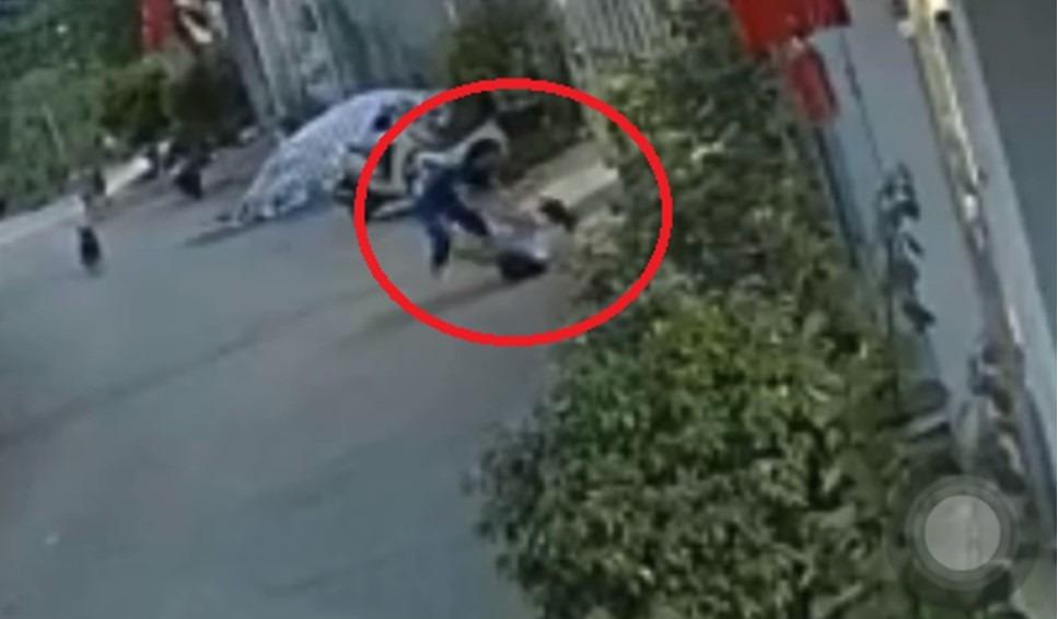 Vụ bé gái 8 tuổi bị đánh dã man: Sự thật việc cô giáo từng điều trị tâm thần-1