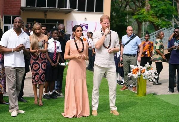 Meghan Markle gây tranh cãi khi mặc trang phục gợi liên tưởng đến Hoàng gia Anh-1