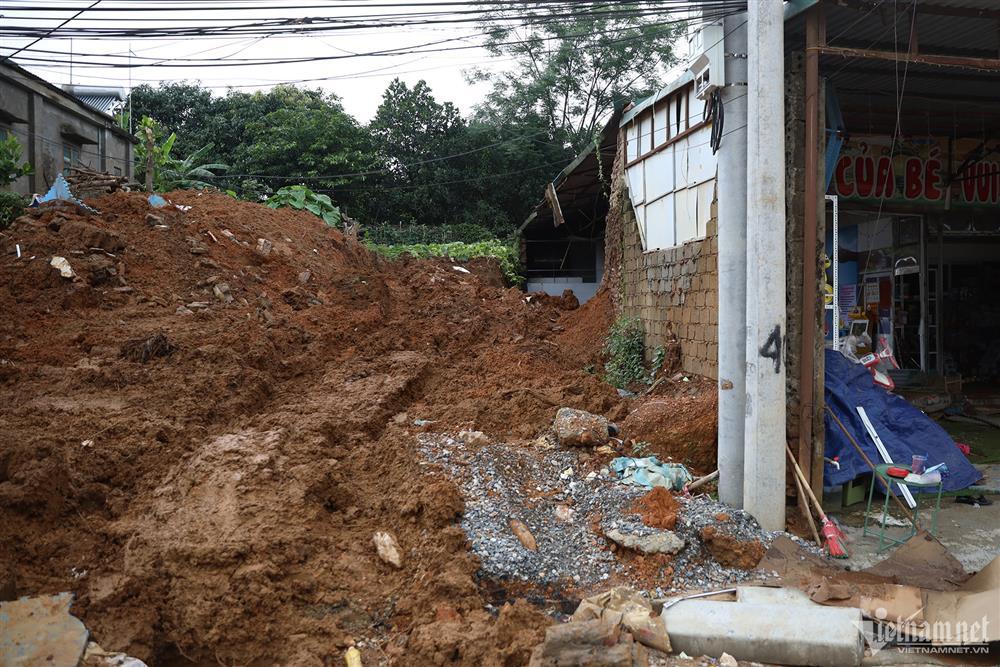 Hà Nội: Cả xóm gọi nhau xúc đất cứu người trong vụ sạt lở khiến 3 trẻ em tử vong-4