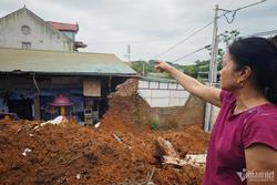 Hà Nội: Cả xóm gọi nhau xúc đất cứu người trong vụ sạt lở khiến 3 trẻ em tử vong