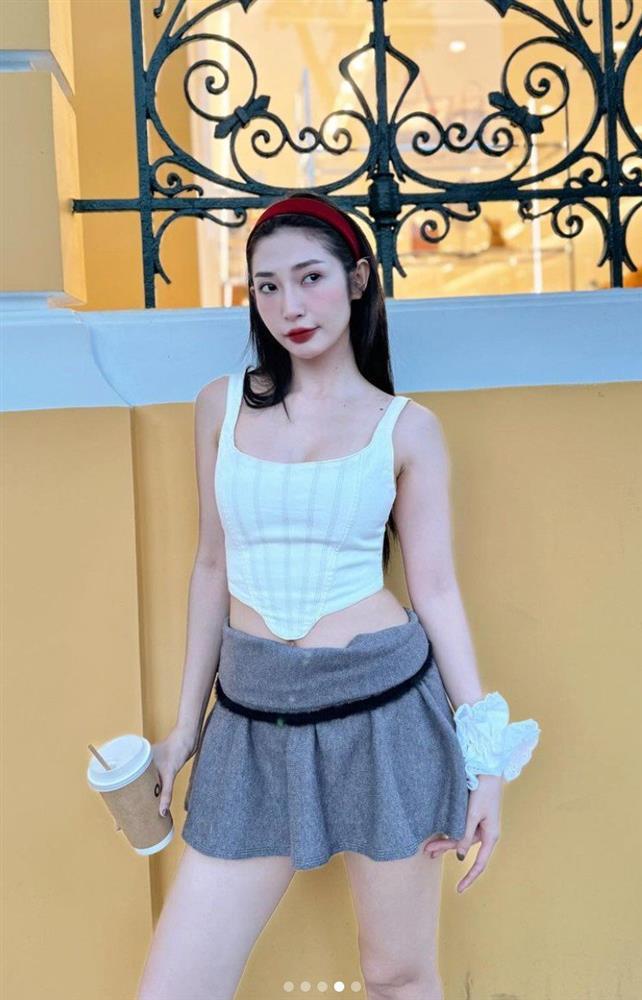 Khổng Tú Quỳnh nhiều lần diện váy ngắn trẻ trung như nữ sinh dù đã U40-2