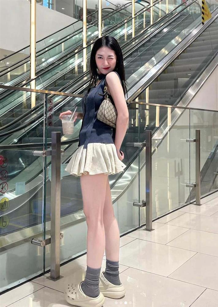 Khổng Tú Quỳnh nhiều lần diện váy ngắn trẻ trung như nữ sinh dù đã U40-3