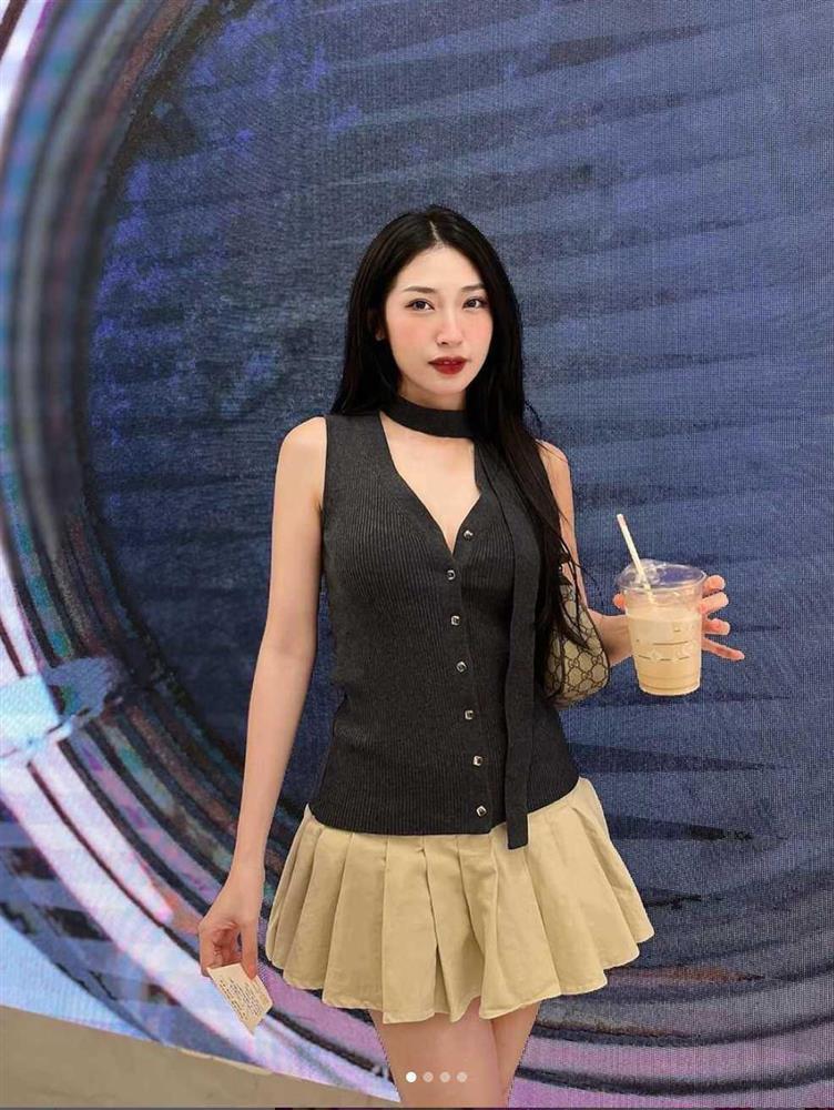 Khổng Tú Quỳnh nhiều lần diện váy ngắn trẻ trung như nữ sinh dù đã U40-4