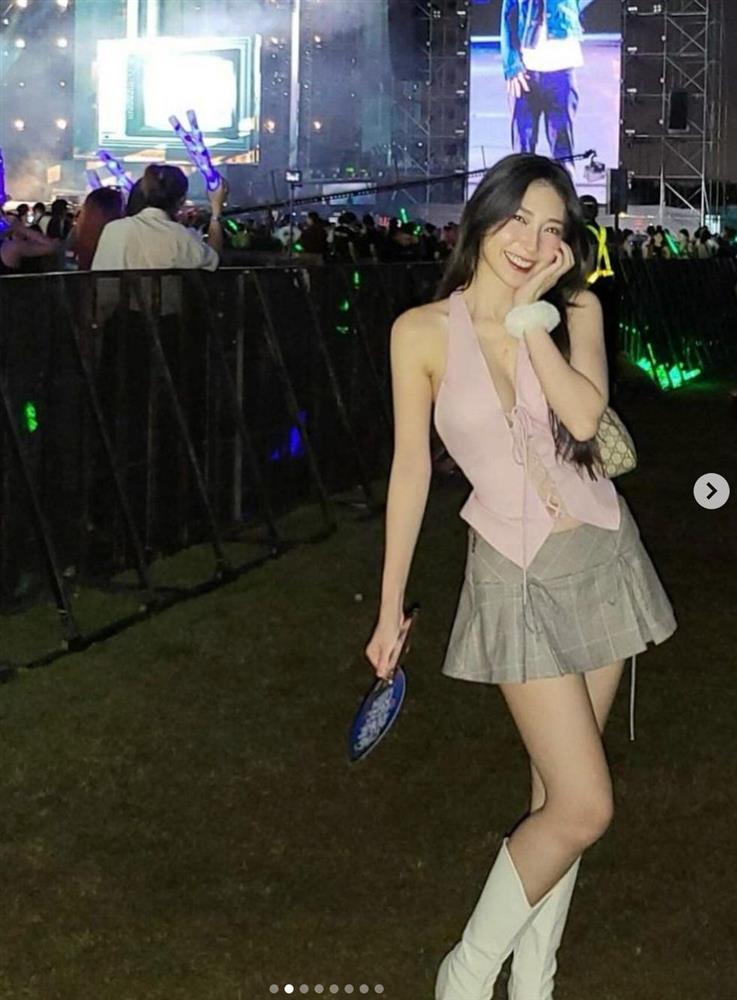 Khổng Tú Quỳnh nhiều lần diện váy ngắn trẻ trung như nữ sinh dù đã U40-5