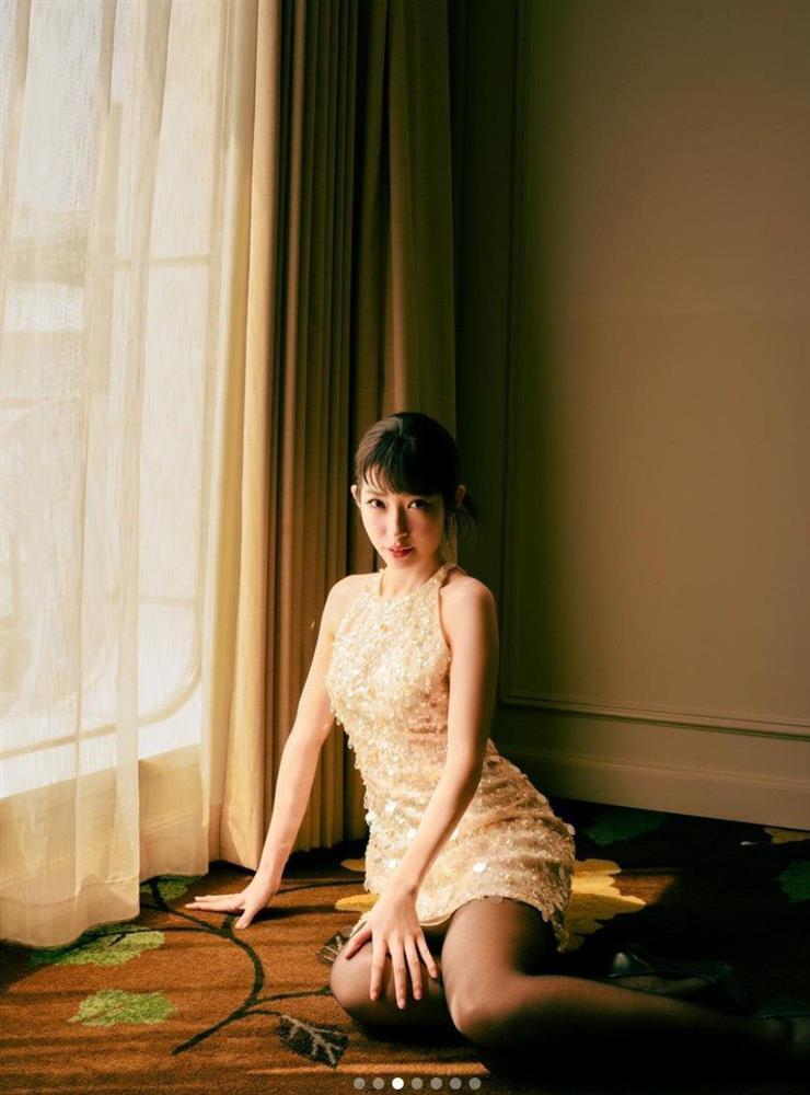 Khổng Tú Quỳnh nhiều lần diện váy ngắn trẻ trung như nữ sinh dù đã U40-7