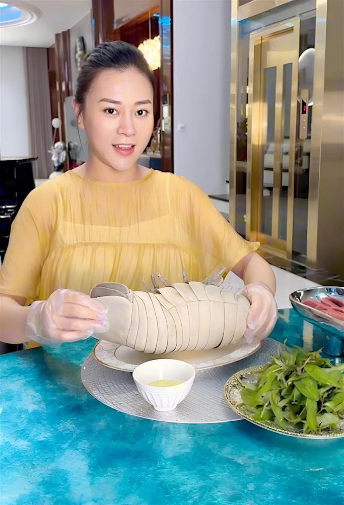 Cận kề ngày đi đẻ, Phương Oanh tẩm bổ ăn đặc sản lạ, nhà giàu cũng khó mua-1