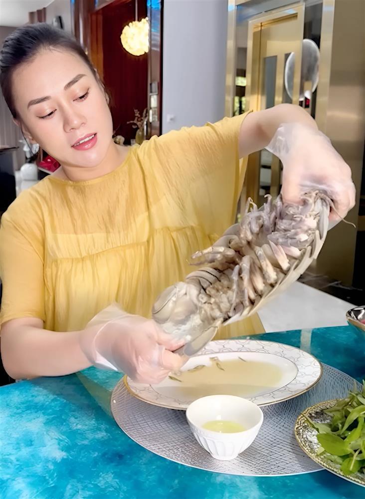 Cận kề ngày đi đẻ, Phương Oanh tẩm bổ ăn đặc sản lạ, nhà giàu cũng khó mua-2