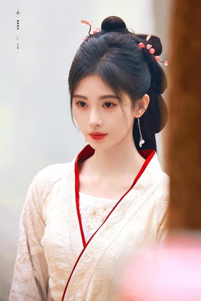 Những mỹ nữ bị gắn mác bình hoa di động-1