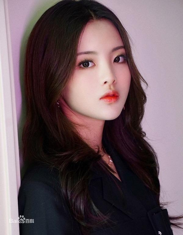 Những mỹ nữ bị gắn mác bình hoa di động-3