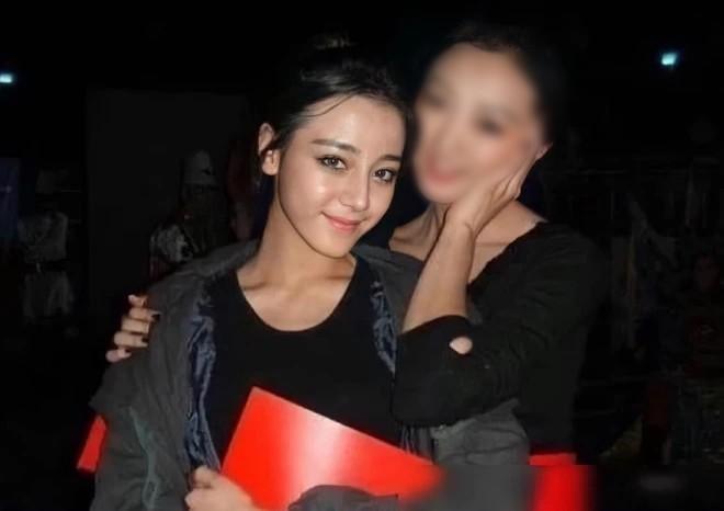 Clip nhan sắc Địch Lệ Nhiệt Ba năm 18 tuổi gây sốt trở lại-1