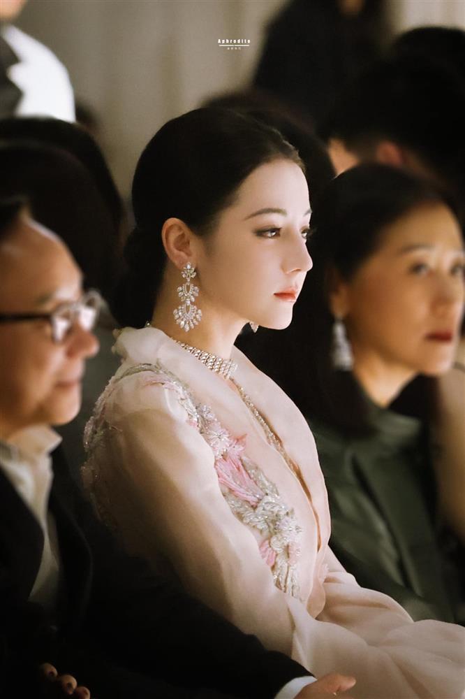 Clip nhan sắc Địch Lệ Nhiệt Ba năm 18 tuổi gây sốt trở lại-2