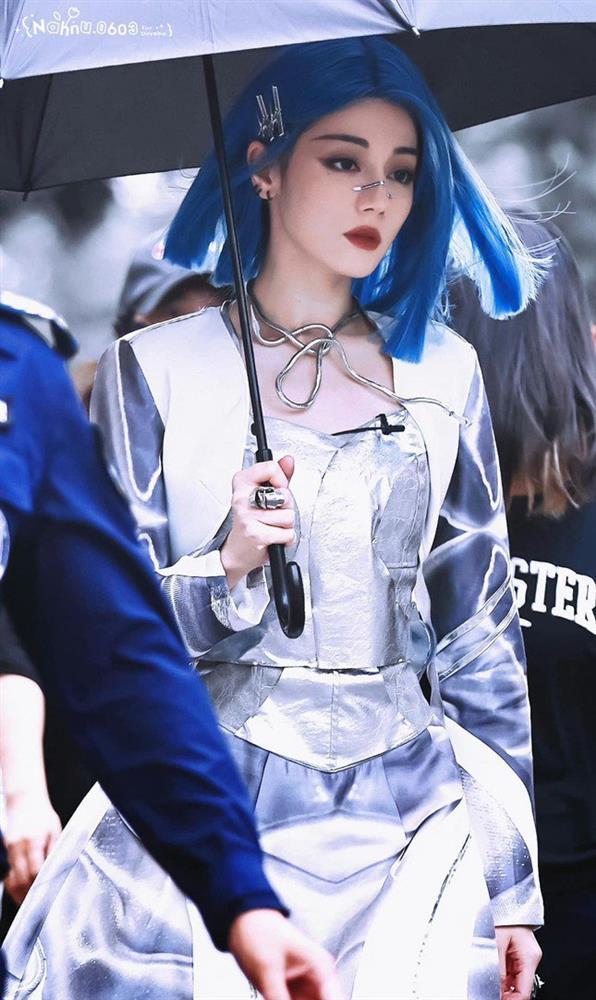 Clip nhan sắc Địch Lệ Nhiệt Ba năm 18 tuổi gây sốt trở lại-3