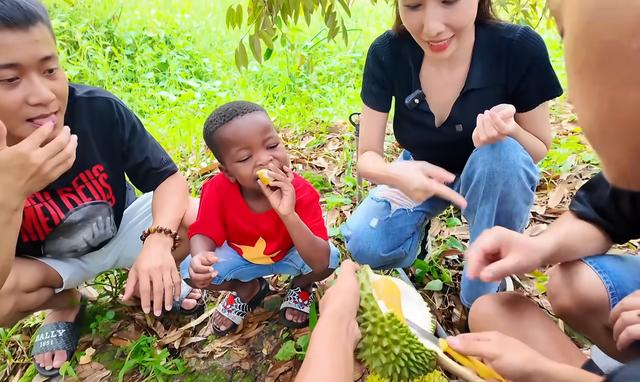 Cậu bé châu Phi chê loại trái cây bốc mùi ở miền Tây, không ngờ thử một miếng liền thốt câu khó đỡ-3