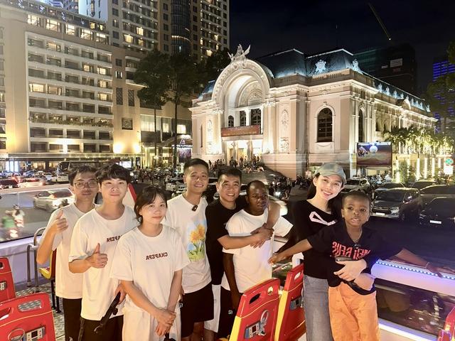 Cậu bé châu Phi chê loại trái cây bốc mùi ở miền Tây, không ngờ thử một miếng liền thốt câu khó đỡ-4