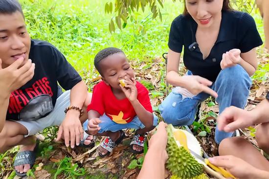 Cậu bé châu Phi chê loại trái cây 'bốc mùi' ở miền Tây, không ngờ thử một miếng liền thốt câu khó đỡ