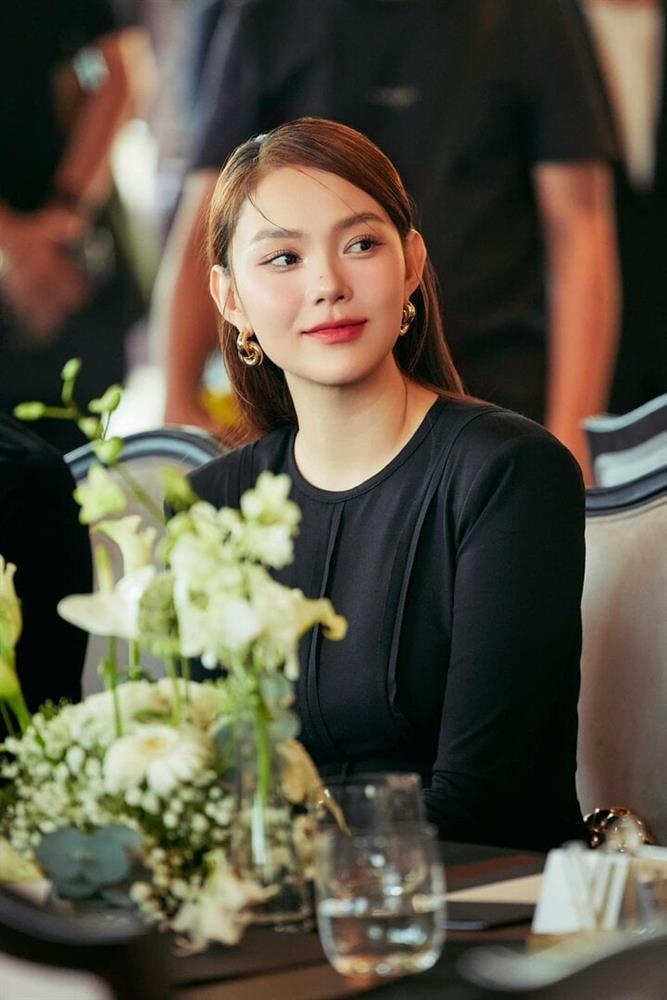 Minh Hằng sau 2 năm lấy chồng đại gia: Nhan sắc thăng hạng, sinh con trai bụ bẫm-14