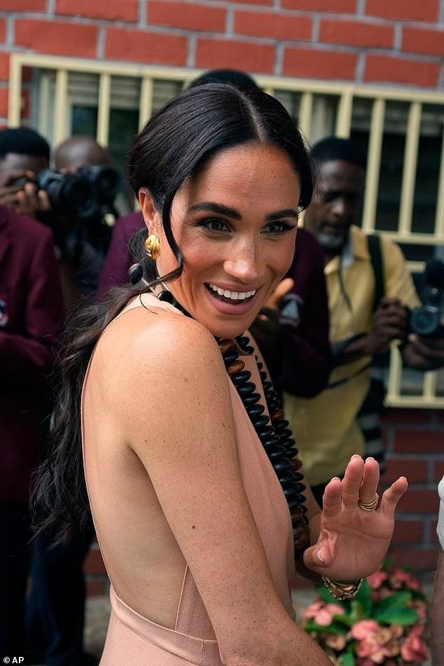 Meghan Markle chuộng mặc hở-2