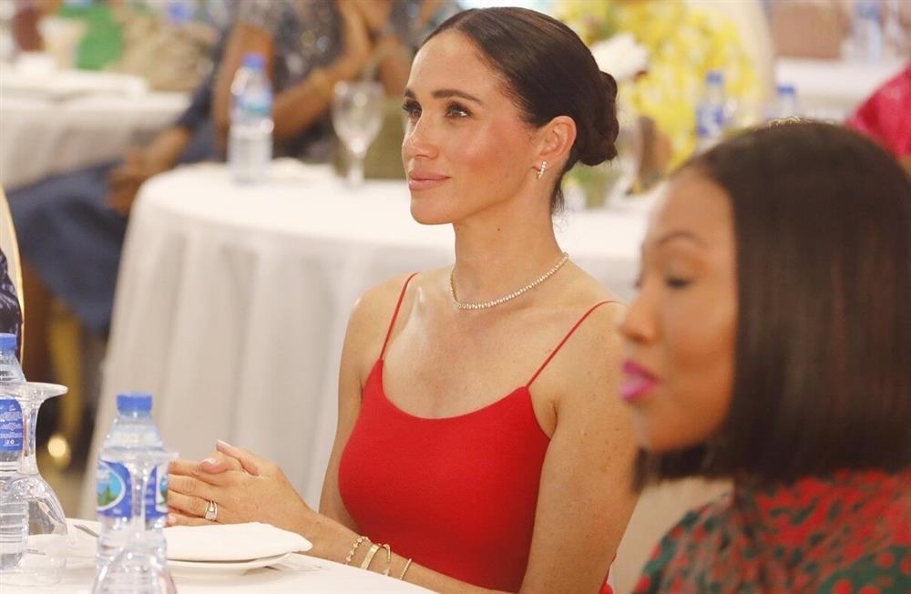 Meghan Markle chuộng mặc hở-5