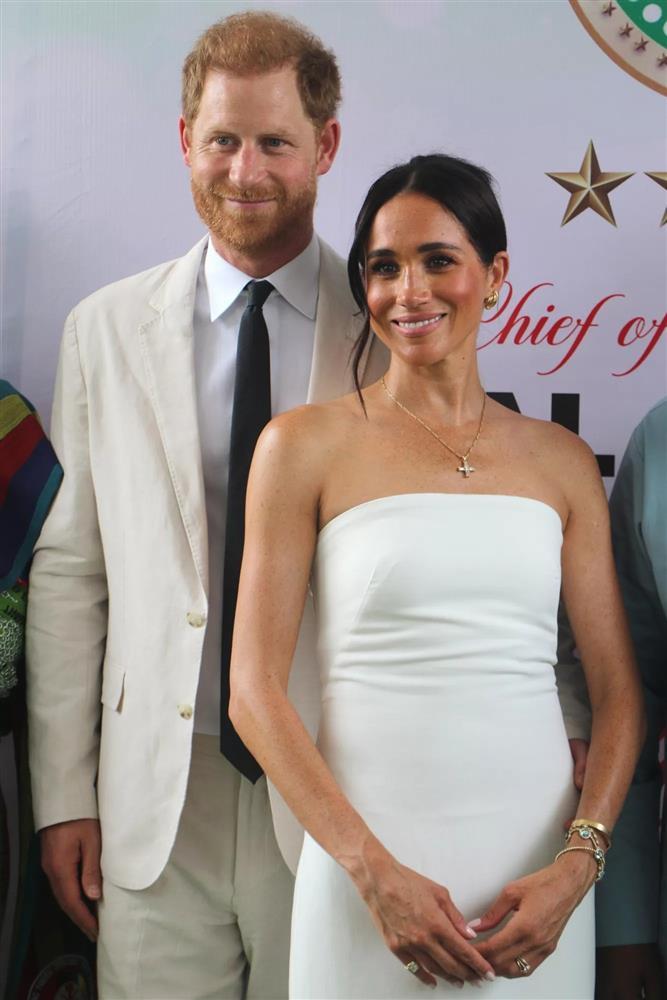 Meghan Markle chuộng mặc hở-7