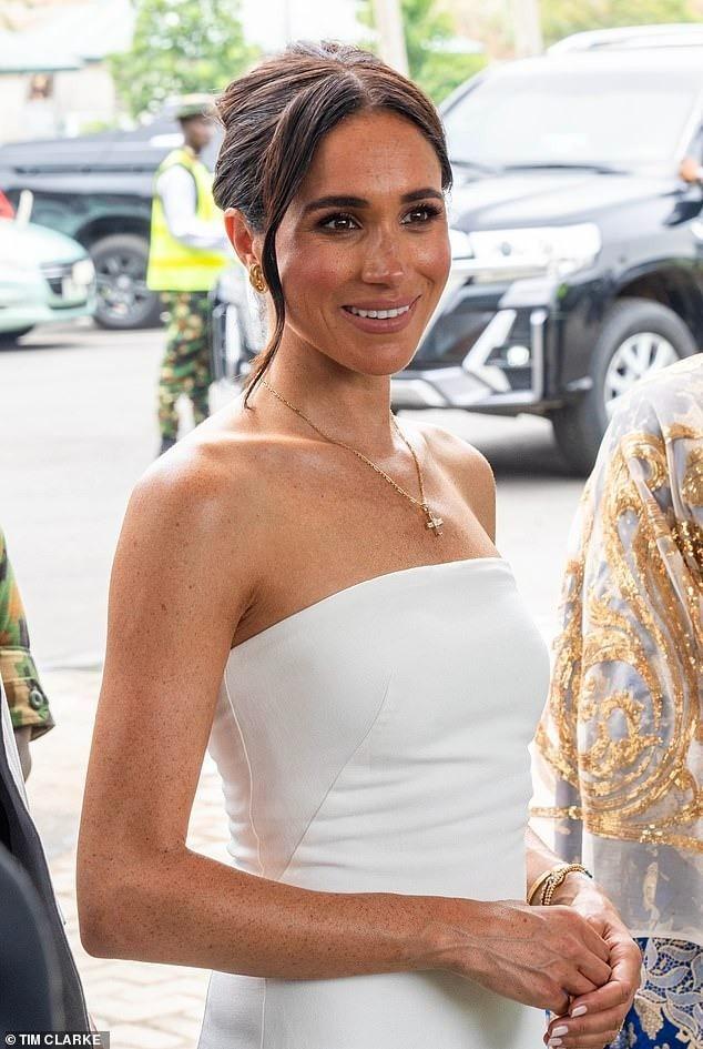 Meghan Markle chuộng mặc hở