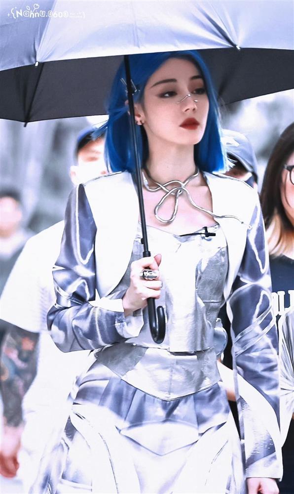 Phong cách trang điểm tàn nhang của Địch Lệ Nhiệt Ba bất ngờ gây sốt-5