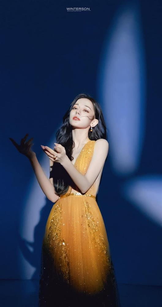 Phong cách trang điểm tàn nhang của Địch Lệ Nhiệt Ba bất ngờ gây sốt-6