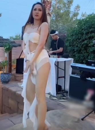 Gái nhảy Minh Thư khoe body nuột nà ở tuổi U50 khi mặc xuyên thấu diễn tiệc hồ bơi-1