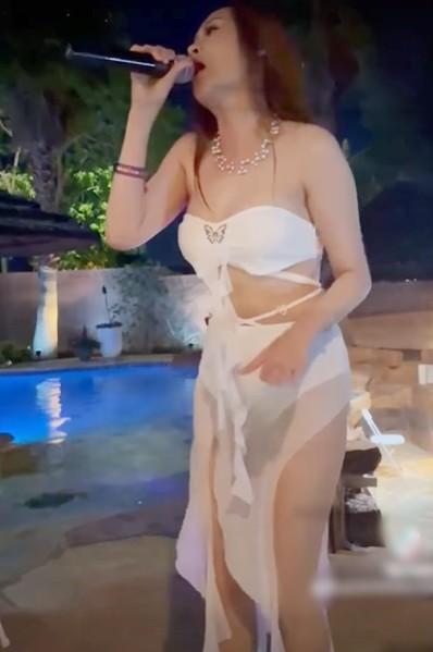 Gái nhảy Minh Thư khoe body nuột nà ở tuổi U50 khi mặc xuyên thấu diễn tiệc hồ bơi-2