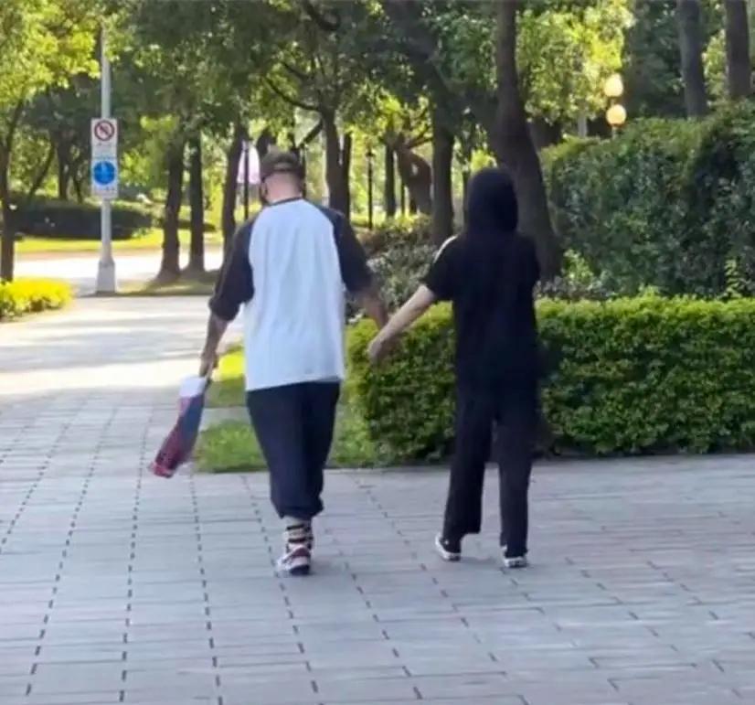 Vợ chồng Từ Hy Viên nắm tay nhau đi dạo giữa lúc rộ tin chồng cũ đến tận nhà đòi con gái-1