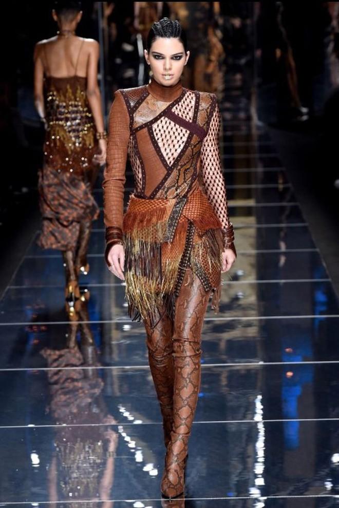 10 năm làm nghề của Kendall Jenner liệu có chỉ gói gọn trong những bước catwalk cứng đờ như gỗ?-8