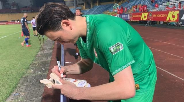 Đặng Văn Lâm có hành động ấm áp, tặng Bùi Tiến Dũng món quà đặc biệt-1