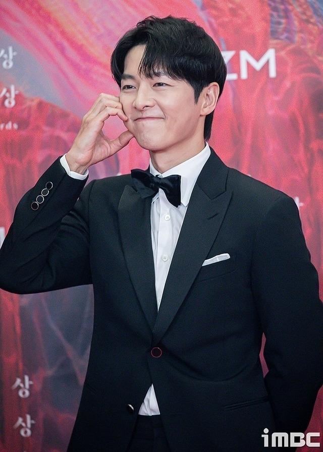 Vì sao Song Joong Ki thở thôi cũng bị ghét?-15