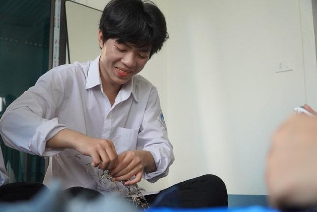 Chàng trai lớp 11 hồi sinh đồ jeans cũ-1