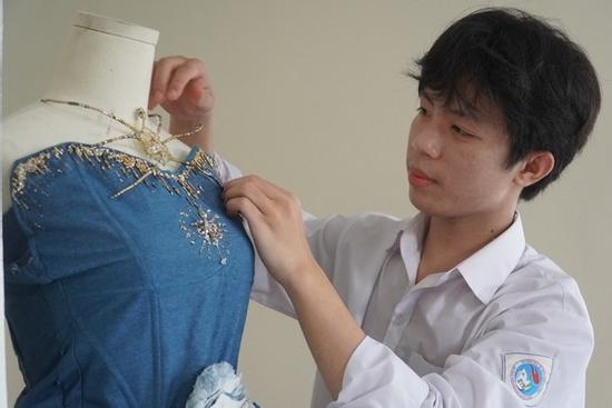 Chàng trai lớp 11 'hồi sinh' đồ jeans cũ