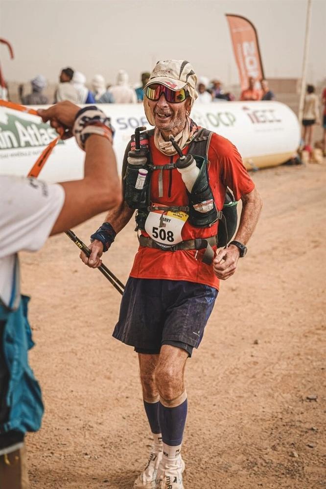 Sợ già, cụ ông 76 tuổi chạy bộ 250km trên sa mạc Sahara-2