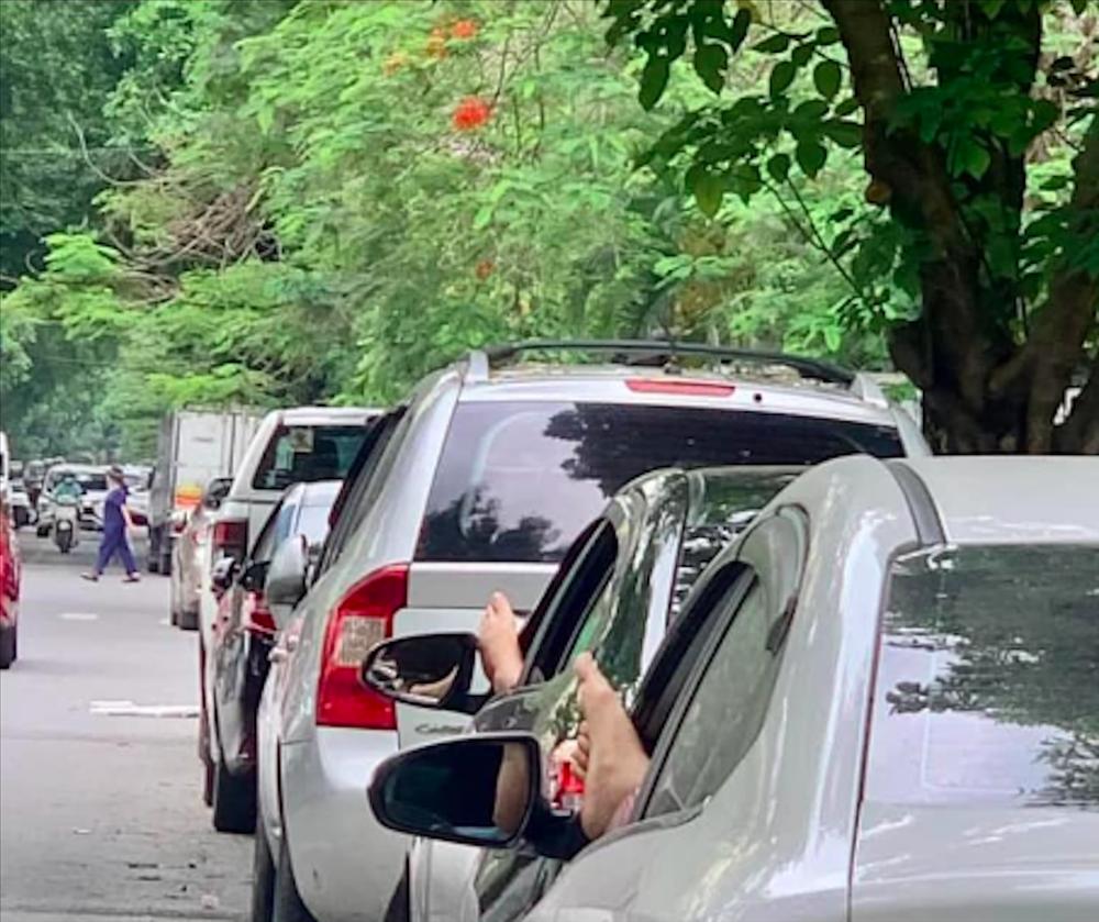 Hình ảnh lạ từ dãy ô tô dừng đỗ hé cửa, tài xế thò chân ra ngoài-1