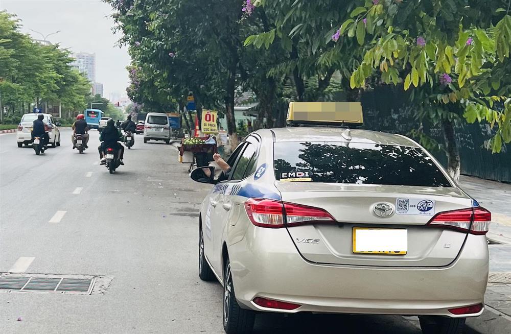 Hình ảnh lạ từ dãy ô tô dừng đỗ hé cửa, tài xế thò chân ra ngoài-2