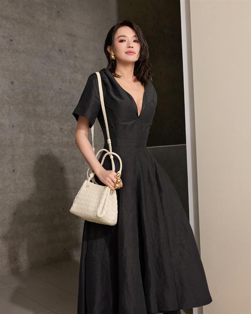 Thư Kỳ khoe sắc vóc khi dự sự kiện của thương hiệu thời trang ở tuổi U50-2