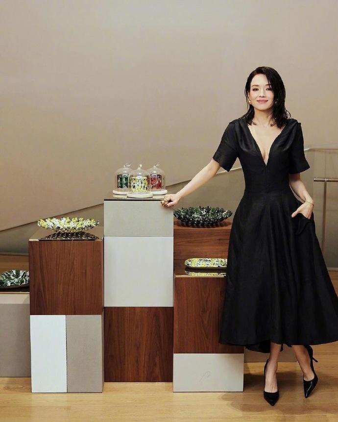 Thư Kỳ khoe sắc vóc khi dự sự kiện của thương hiệu thời trang ở tuổi U50-3