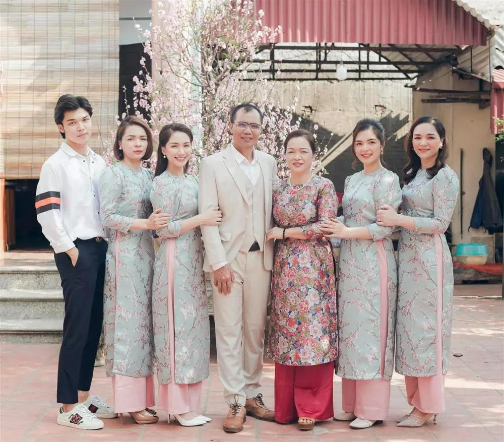 Hòa Minzy có chị gái xinh đẹp, tài năng, từng nổi tiếng với biệt danh Chị kính hồng trên VTV-2