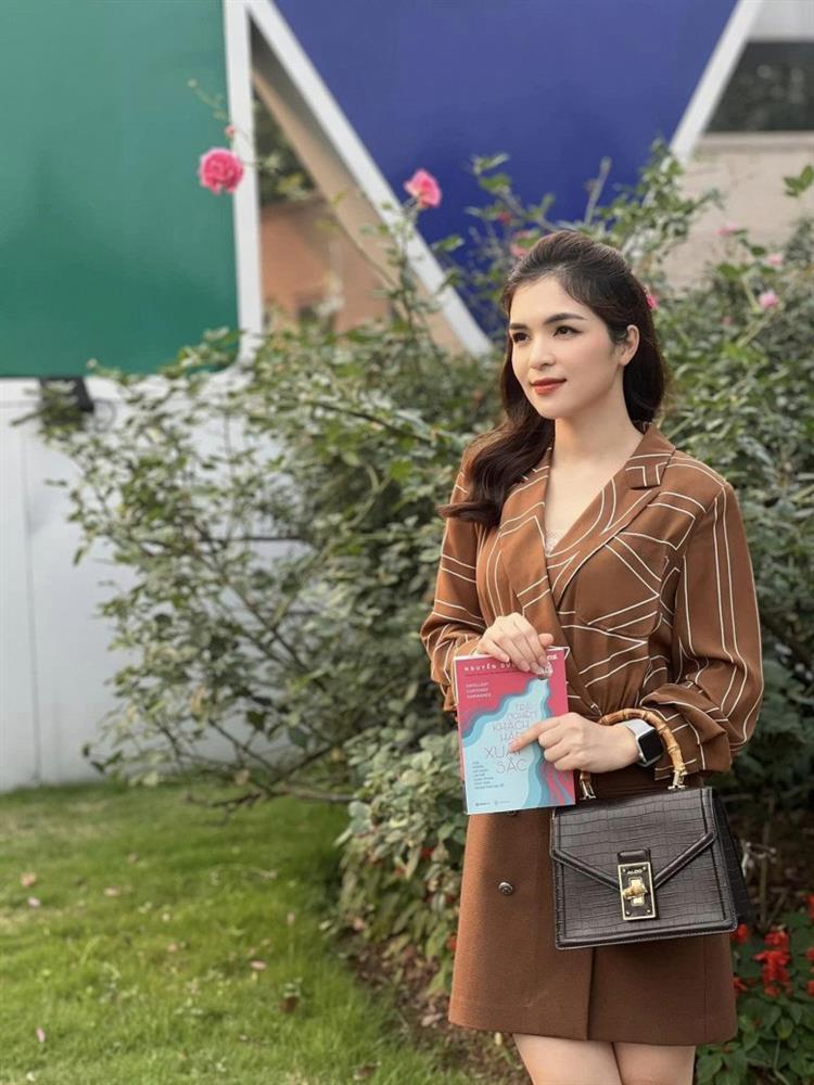 Hòa Minzy có chị gái xinh đẹp, tài năng, từng nổi tiếng với biệt danh Chị kính hồng trên VTV-5