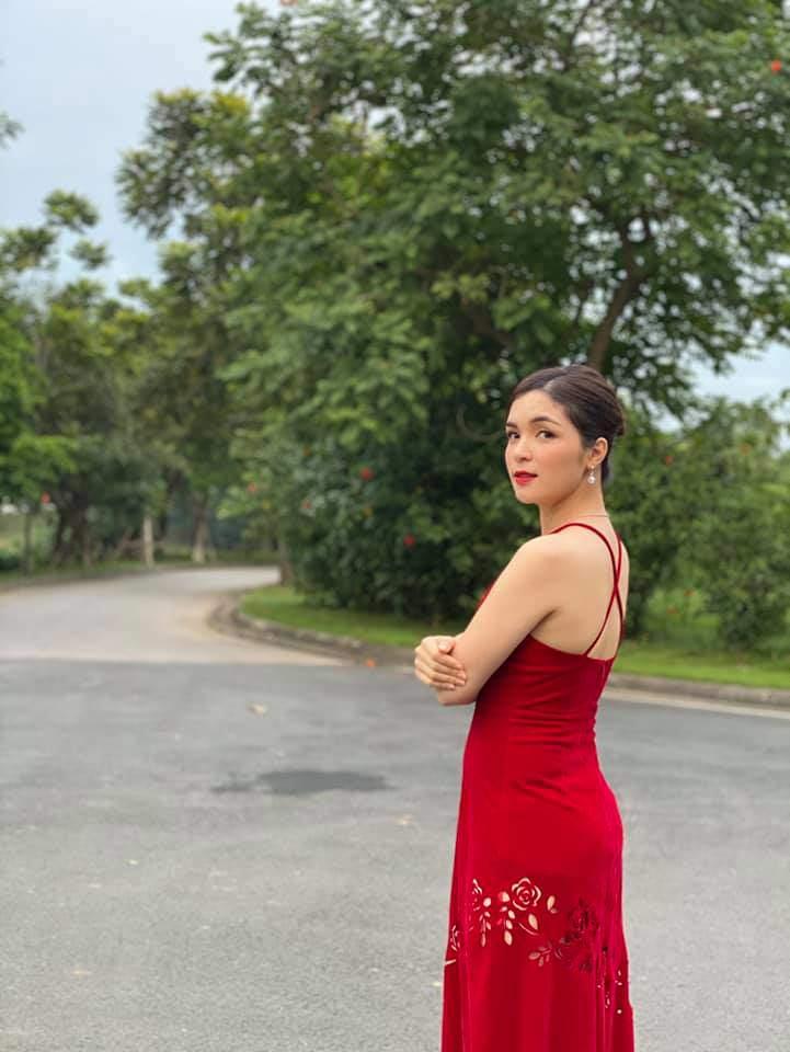 Hòa Minzy có chị gái xinh đẹp, tài năng, từng nổi tiếng với biệt danh Chị kính hồng trên VTV-6