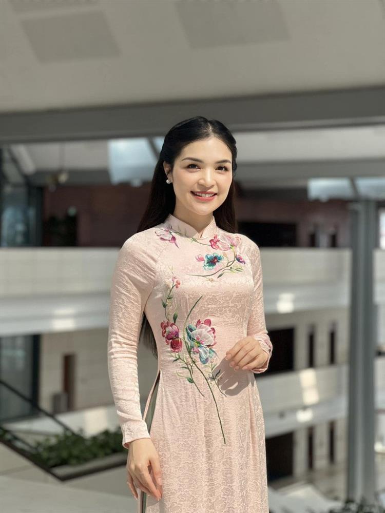 Hòa Minzy có chị gái xinh đẹp, tài năng, từng nổi tiếng với biệt danh Chị kính hồng trên VTV-9